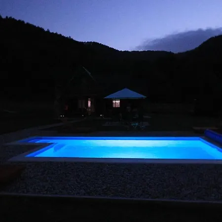 Holiday home Vikendica Sa Bazenom Magnum *